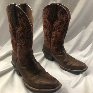 Size 8B / Ariat Womens Brown Upper Leather Square Toe Boots / Western Crosses.